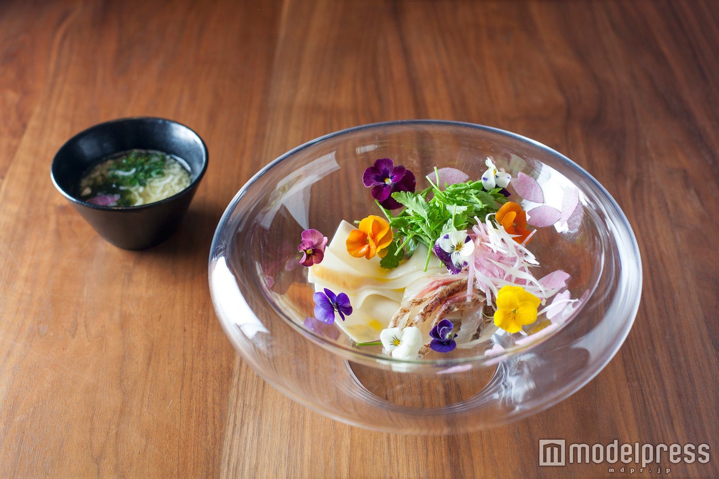 アバーヴグリル＆バー「桜鯛と季節の花を練りこんだパスタ」／画像提供：森ビル