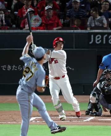 広島・坂倉V10号！2年ぶり2桁弾 二回に30打席ぶり安打「どうせ打てないんだったら振り回してやろう」開き直って左翼席へ
