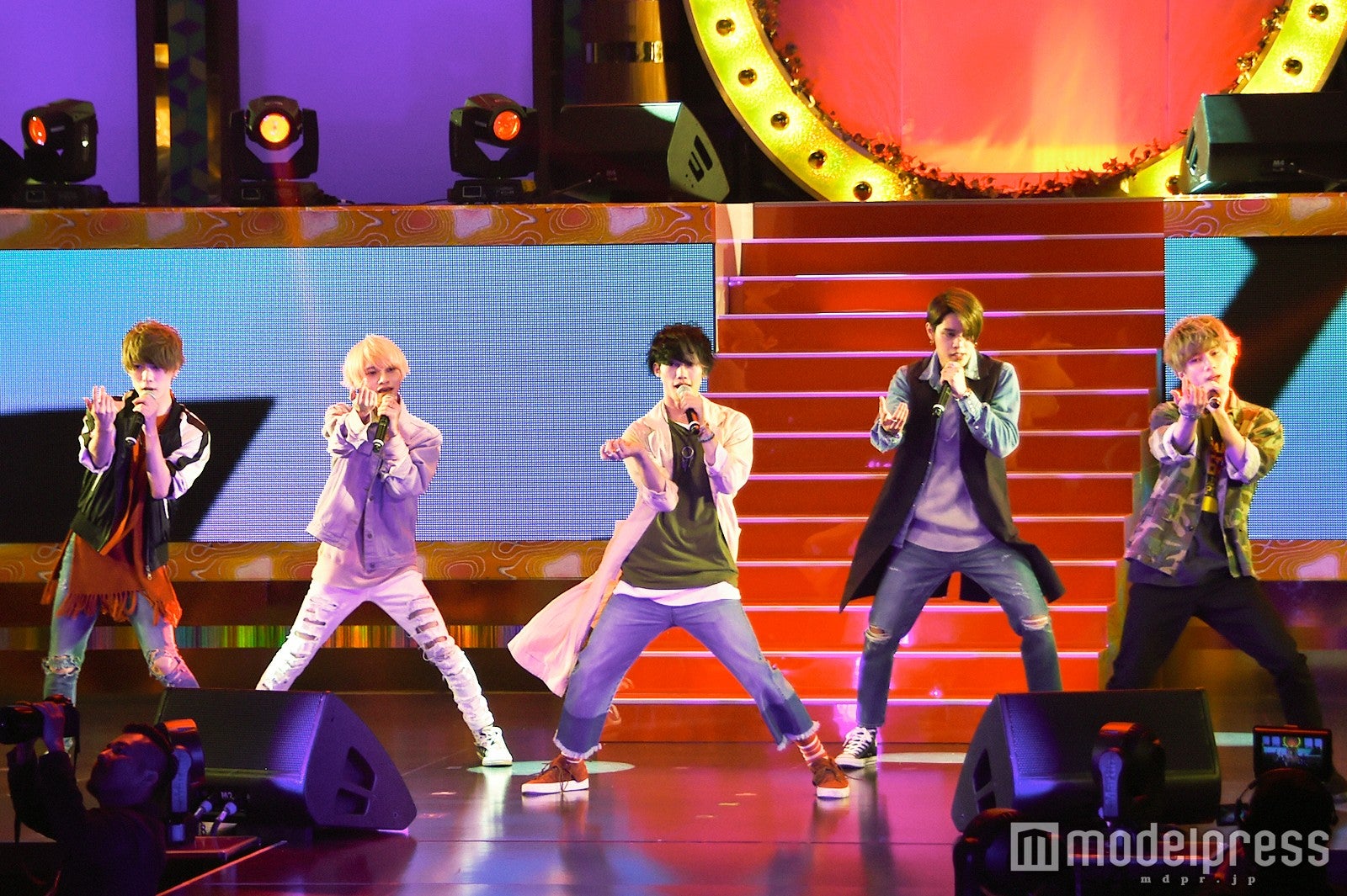 XOX、新曲ありの白熱ライブに女子熱狂 とまんの「一生解けない魔法」も炸裂？＜GBS2016＞