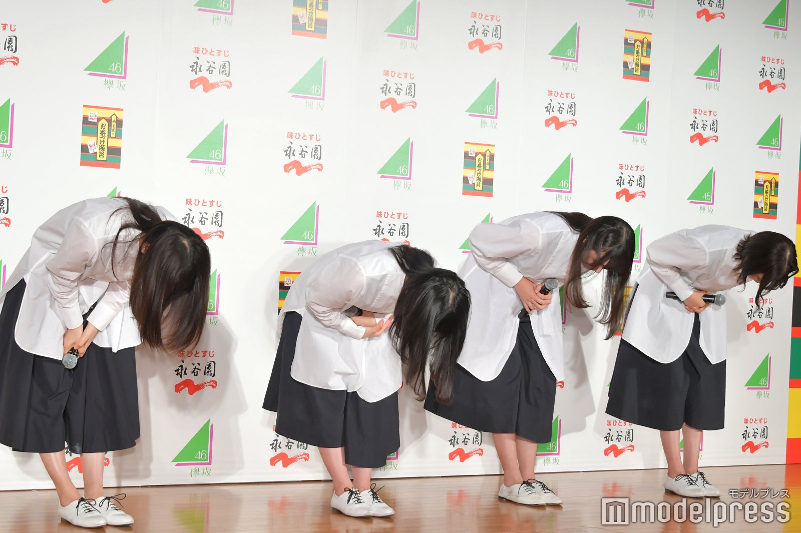 お辞儀が深い菅井友香、長濱ねる、渡辺梨加、渡邉理佐 （C）モデルプレス