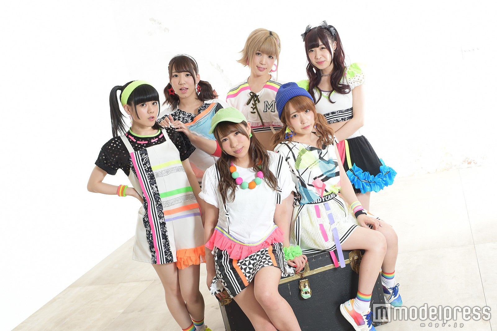 妄想キャリブレーション／（後列左から）星野にぁ、双葉苗、胡桃沢まひる、桜野羽咲、（前列左から）水城夢子、雨宮伊織（C）モデルプレス