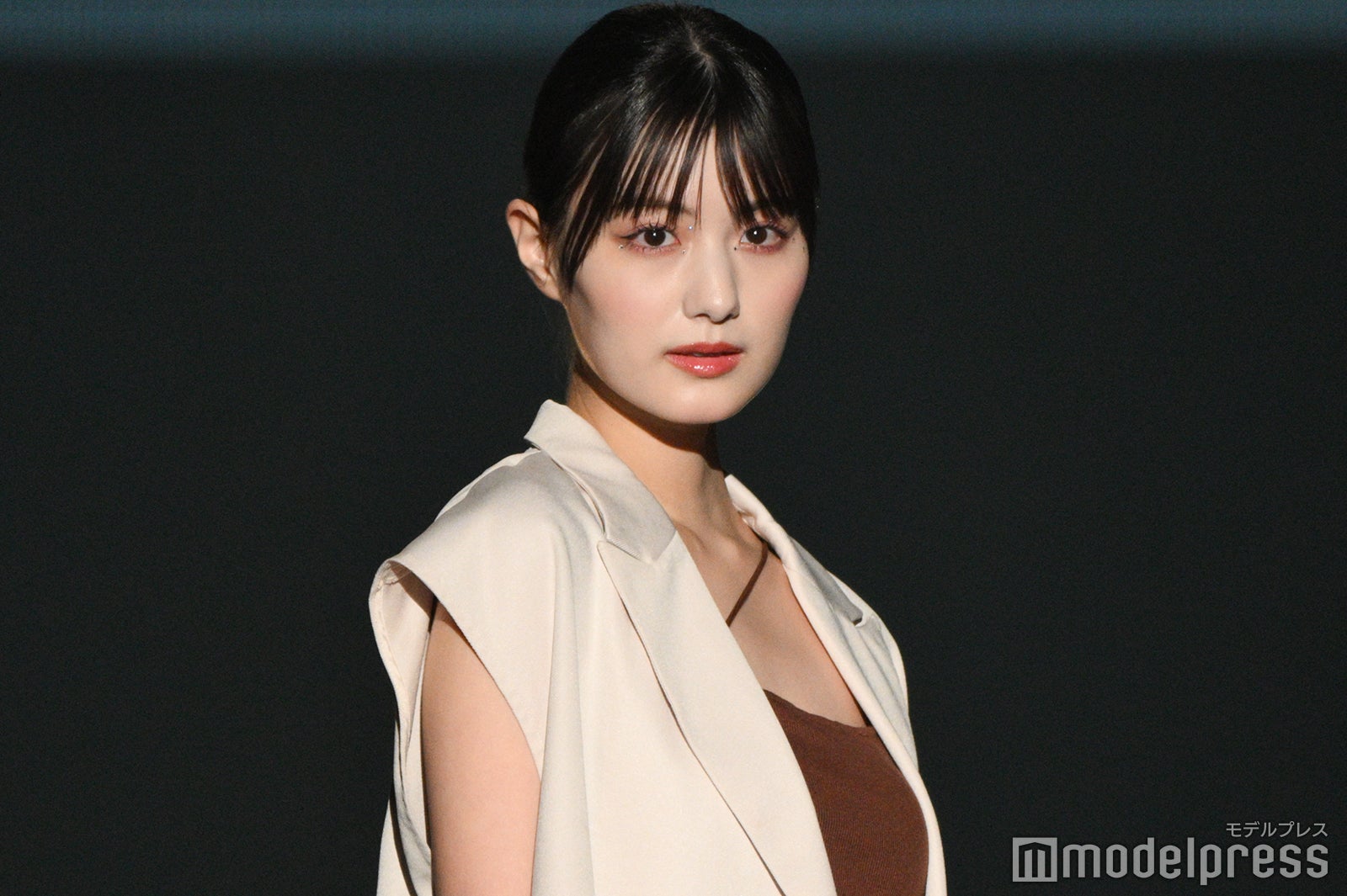 鶴嶋乃愛、大人SEXYにウインク スラリ二の腕＆美デコルテ披露【TGC松山2024】