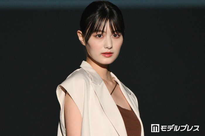 鶴嶋乃愛、大人SEXYにウインク スラリ二の腕＆美デコルテ披露【TGC松山2024】