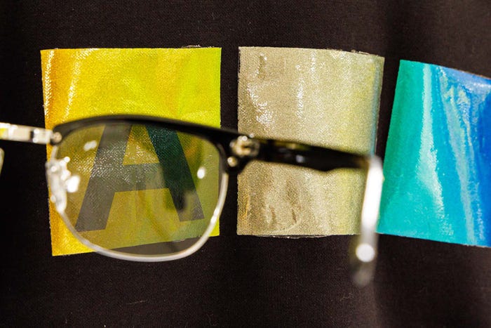 偏光グラスで見た潜像/「Be happy!ロメロ ブリット来日展」の様子(提供写真)