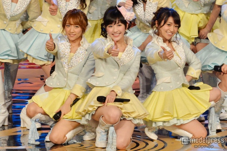 AKB48、「レコ大」用オリジナル衣装でパフォーマンス