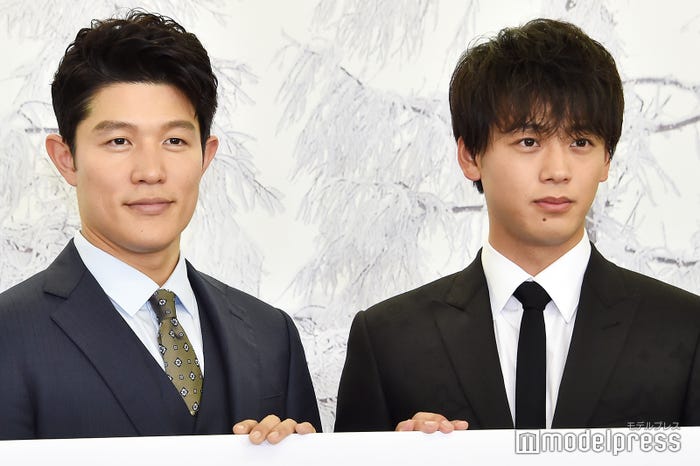 鈴木亮平、竹内涼真(C)モデルプレス