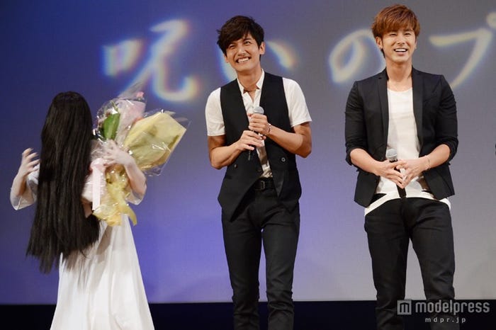 興奮する貞子にたじたじの東方神起(左から)チャンミン、ユンホ