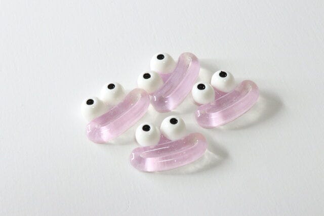 セリア デコパーツ フェイスパーツリップ4P セリアのうるつやなデコパーツ フェイスパーツリップ4P