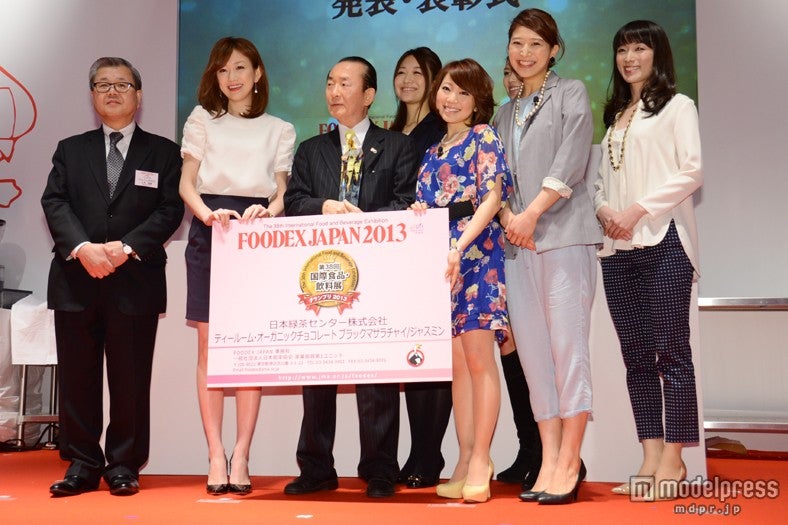 グランプリ受賞発表会に出席した近藤しづか（左から2番目）