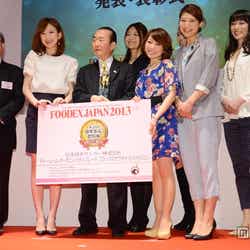 グランプリ受賞発表会に出席した近藤しづか(左から2番目)