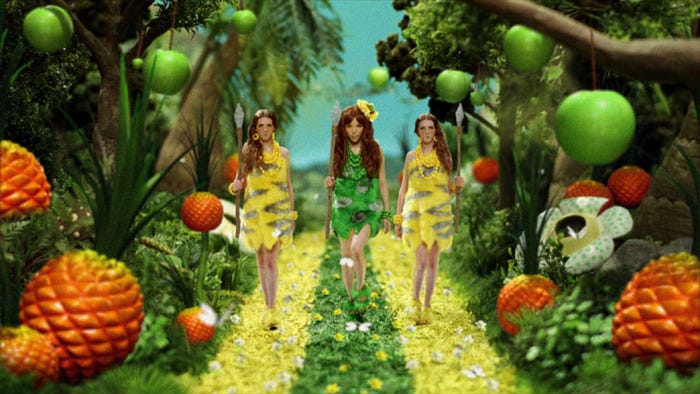 益若つばさ/新CM「Happy Stripe Way」篇より