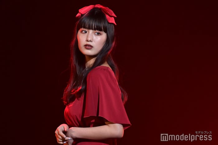 ロングヘアの鶴嶋乃愛(C)モデルプレス