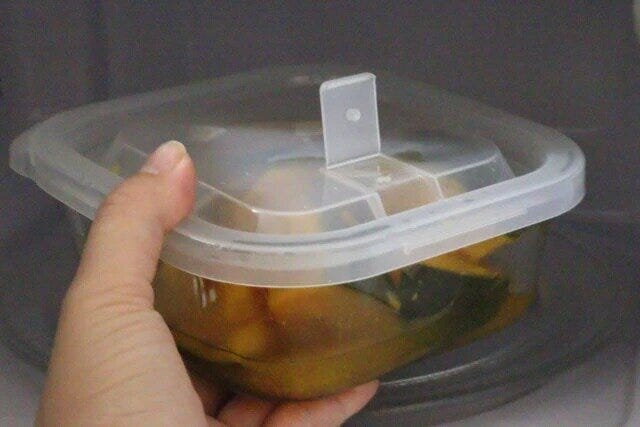 ダイソー 正方形保存容器(エア弁付き、670mL) ダイソー 正方形保存容器(エア弁付き、670mL)