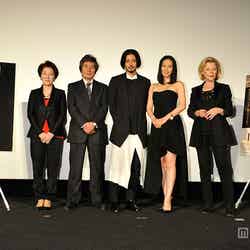 （左から）井上和子氏、小栗康平監督、オダギリジョー、中谷美紀、クローディー・オサール氏（C）2015「FOUJITA」製作委員会／ユーロワイド・フィルム・プロダクション
