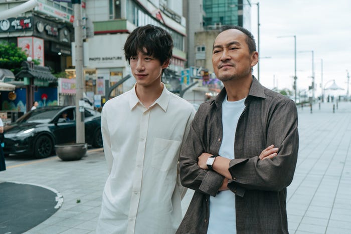 坂口健太郎、渡辺謙(C)2025 映画「盤上の向日葵」製作委員会