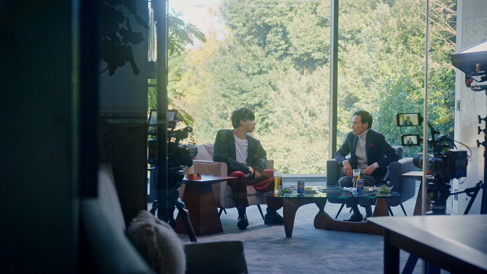 Hiro、森進一／「これが私のおいしいビール 森進一＆Hiro（MY FIRST STORY）」篇より（提供写真）