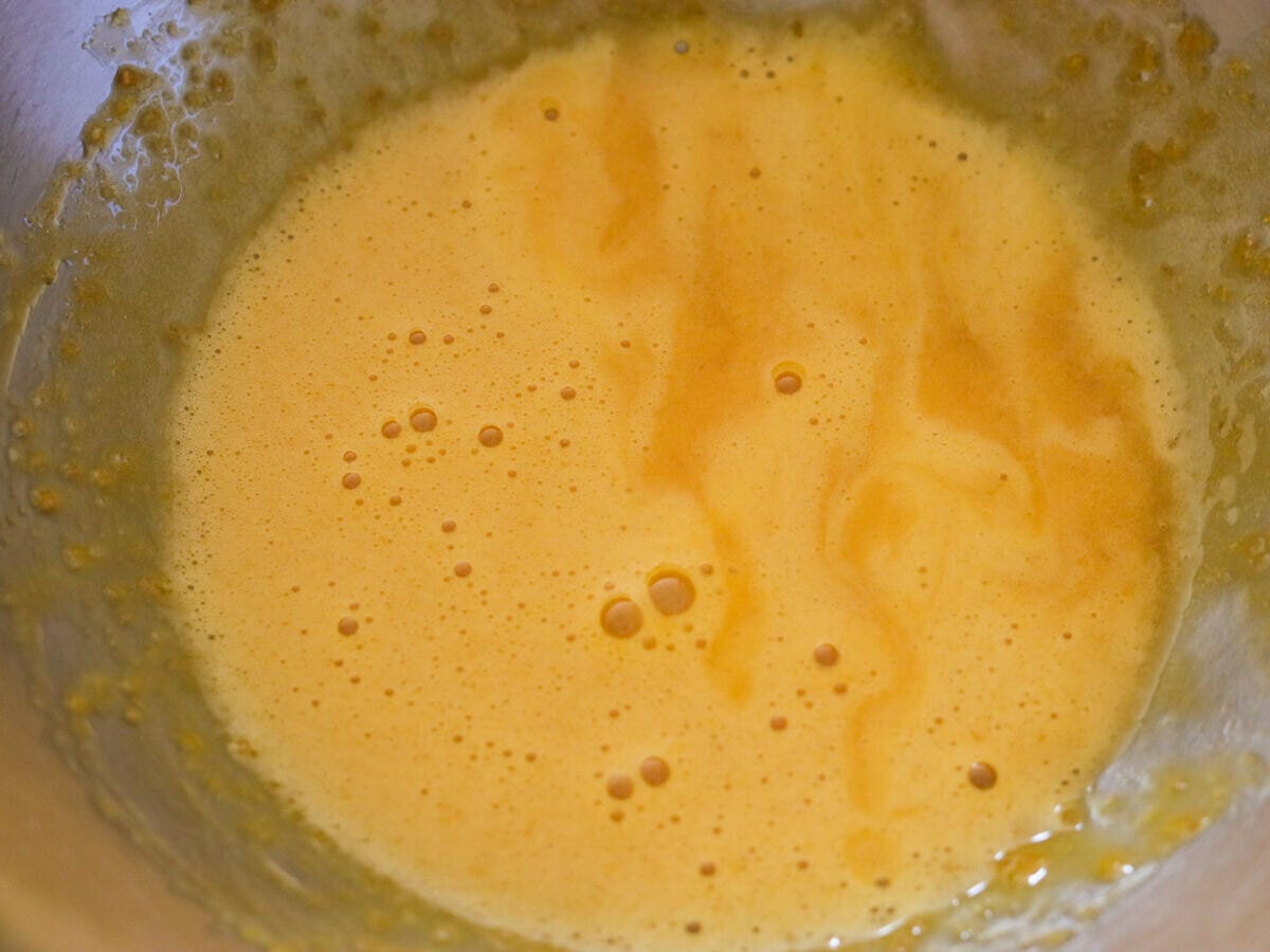 ボウルに卵黄、砂糖を入れ、泡立て器で白っぽくなるまで混ぜる。