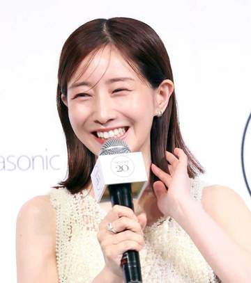 ここまで「完全なすっぴん」の芸能人も珍しい！「素の田中みな実」を友人ミュージシャンが公開 髪束ね、黒服、ノーメイクで冷麺に集中