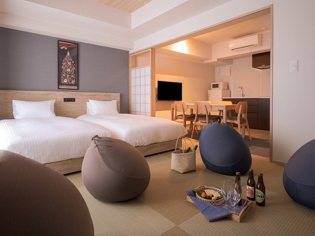 大阪「MIMARU大阪 心斎橋EAST」チョイ飲み&駄菓子詰め放題を楽しめる“IZAKAYAホテル”