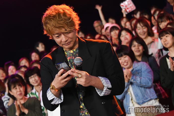 NAKAMAと記念撮影後、即SNSにアップしようと奮闘中の香取慎吾 (C)モデルプレス
