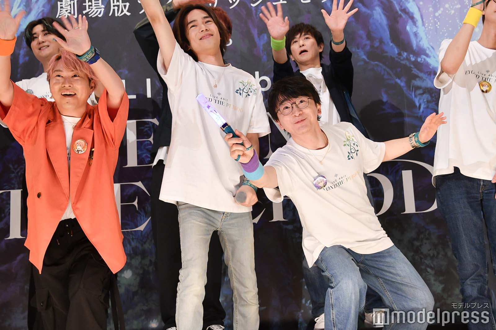 ライブビューイングのファンに手を振る広瀬裕也、代永翼、小野賢章、保志総一朗、阿部敦（C）モデルプレス