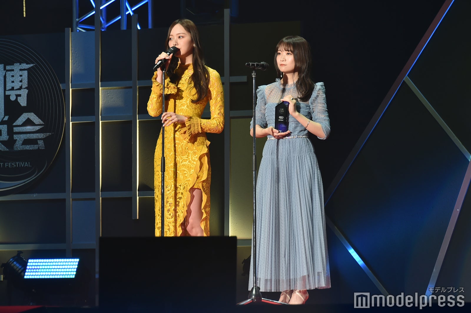 梅澤美波、秋元真夏（C）モデルプレス