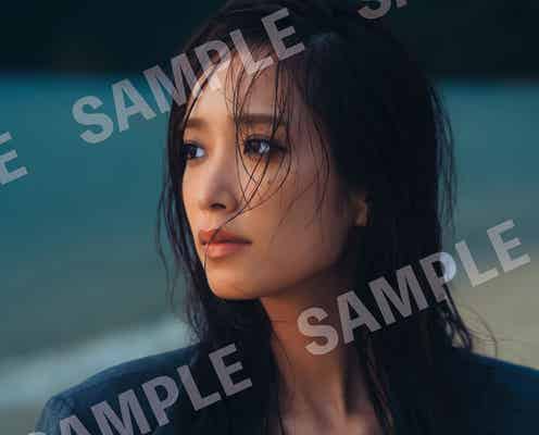 日向坂46佐々木久美、1st写真集発売日にYouTube生配信決定 “素肌ジャケット”の特典ポスター解禁【めくる日々】