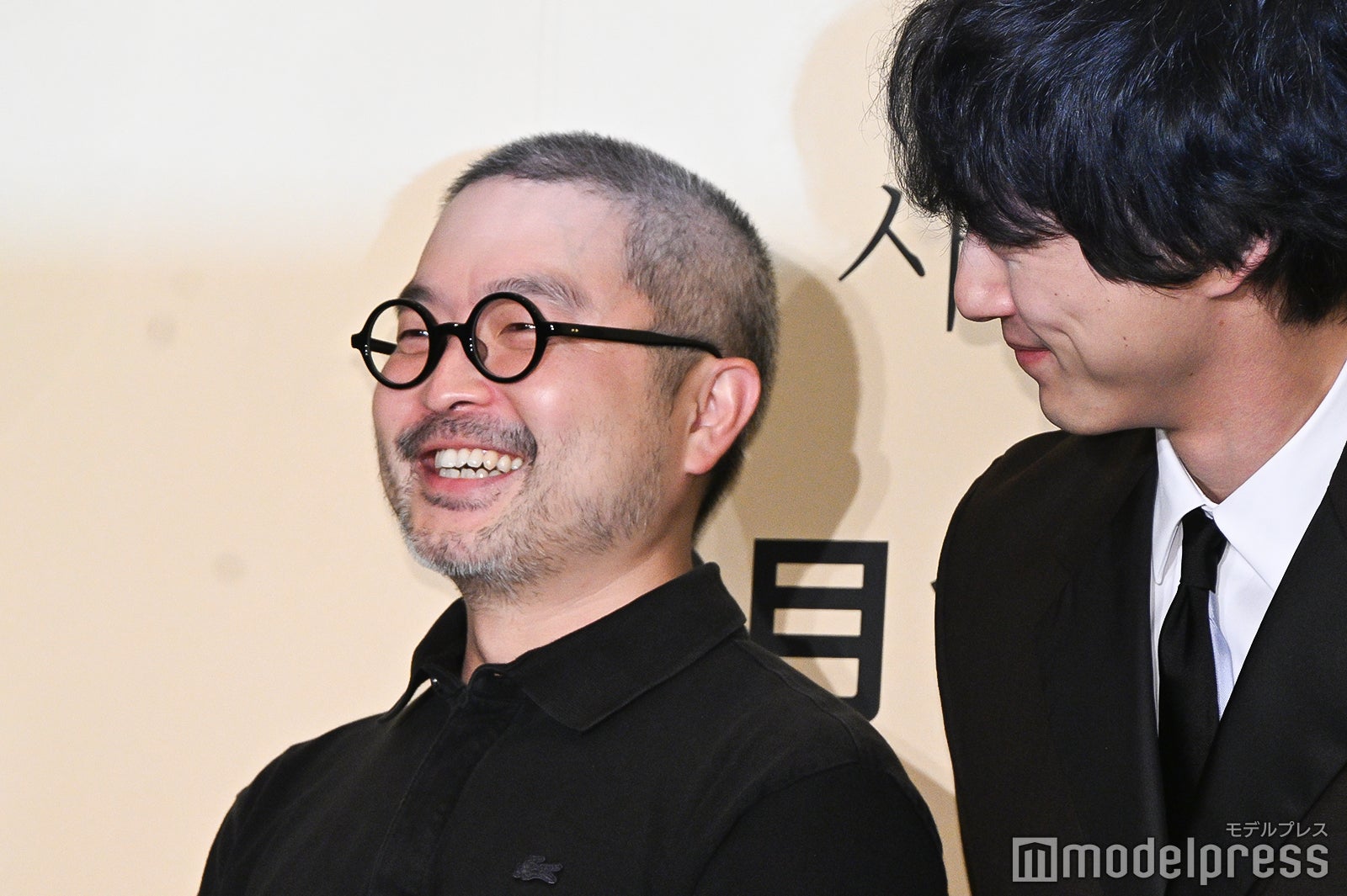 MCから笑顔を褒められたムン・ヒョンソン監督、それを聞き直接表情を確認する坂口健太郎（C）モデルプレス