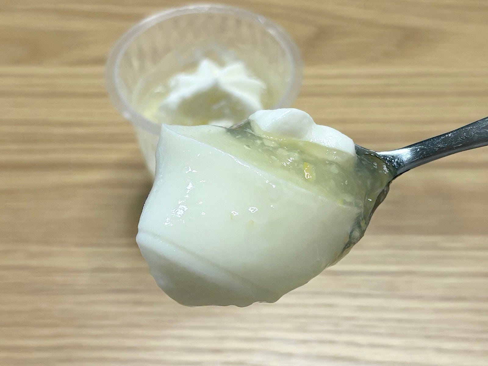 ぷるんぷるん食感のミルクプリンに、レモンの風味が合わさってあっさりと楽しめます