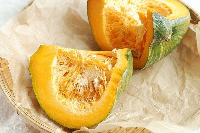 1／4にカットされたかぼちゃが2つ