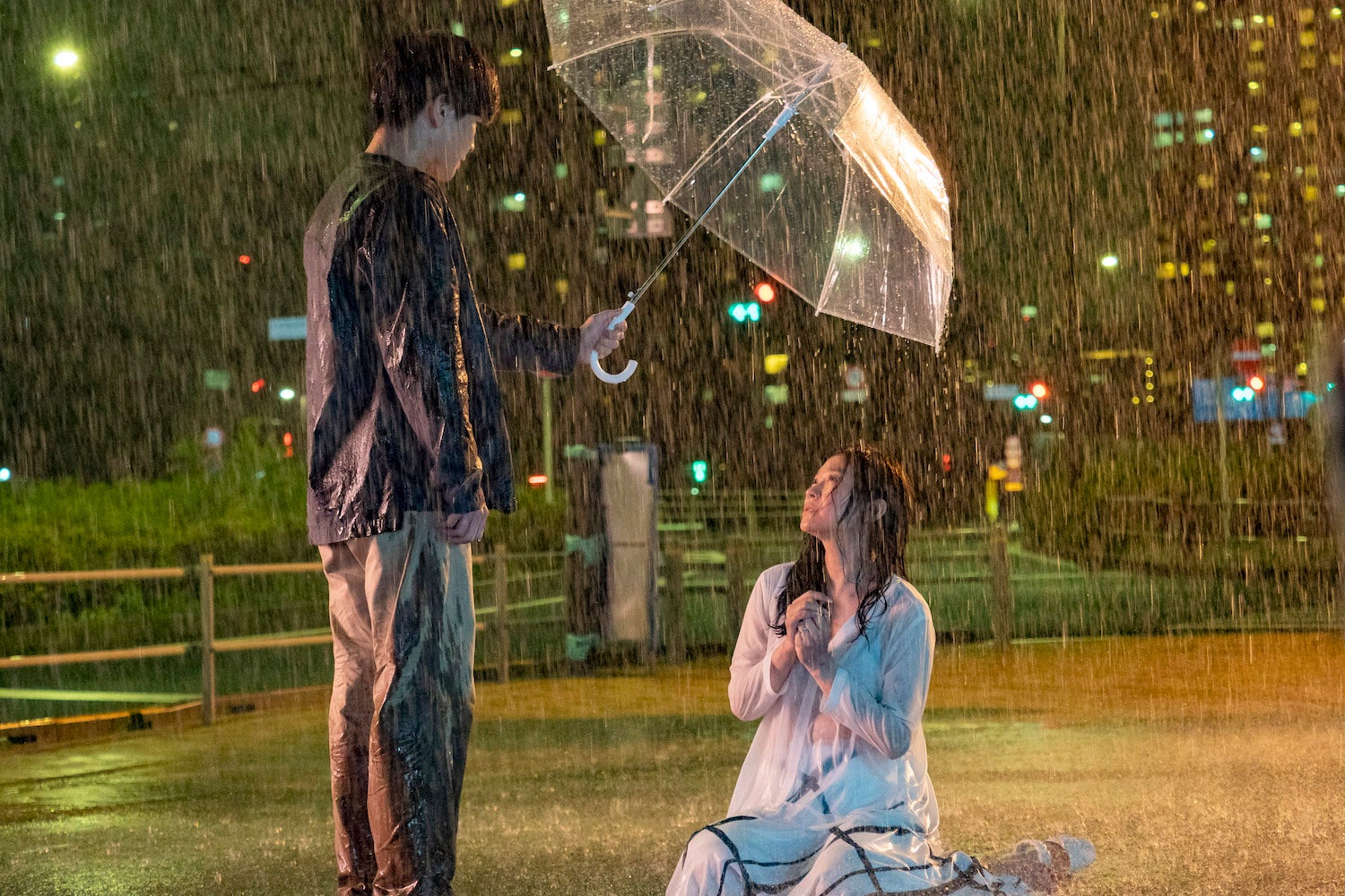 岩田剛典、篠原涼子「金魚妻」（C）Netflix