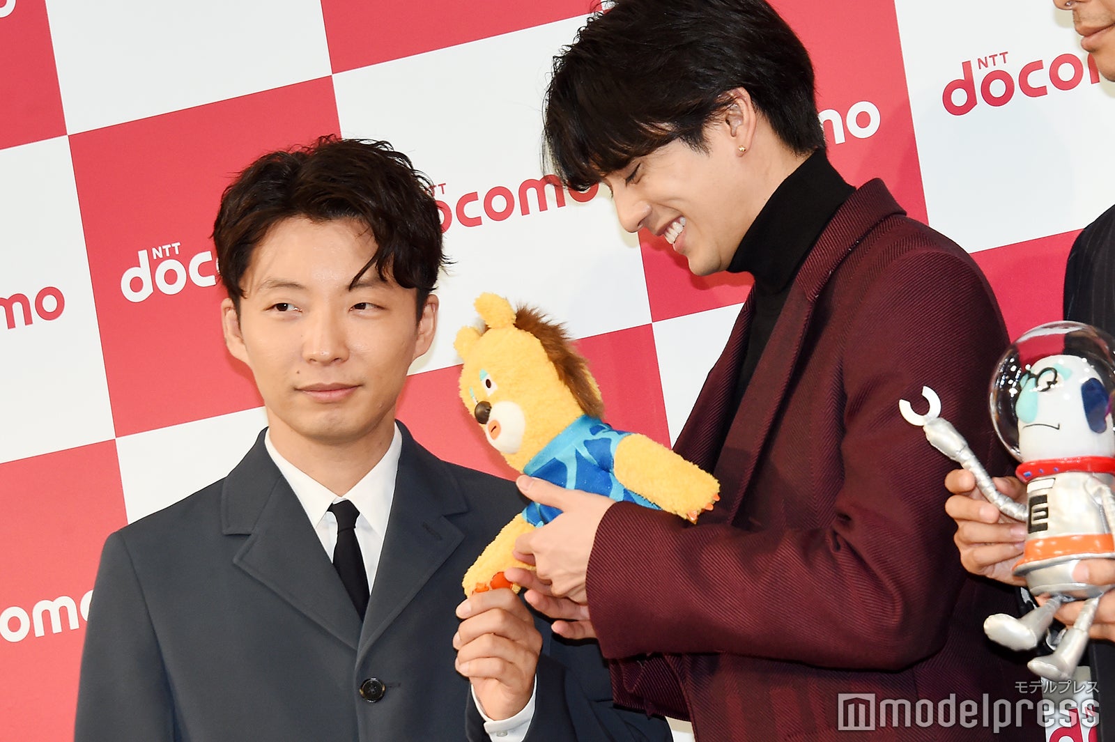 星野源、新田真剣佑（C）モデルプレス
