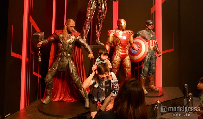 記念撮影する様子(C)MARVEL