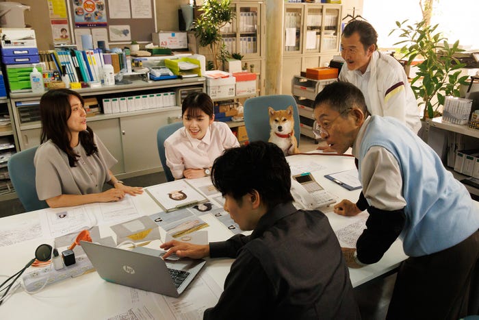 大島優子、小芝風花、吉田鋼太郎、半海一晃、戸次重幸「GO HOME~警視庁身元不明人相談室~」第7話より(C)日本テレビ