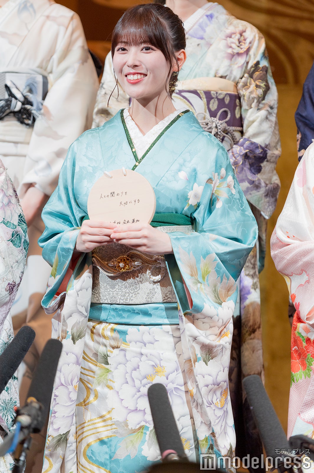 振り袖を紹介する岩本蓮加（C）モデルプレス