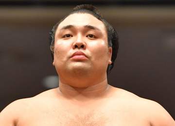 霧島は2場所連続Vならず 優勝決定戦で小結若隆景に完敗 2横綱2大関不在の異例の場所で奮闘も
