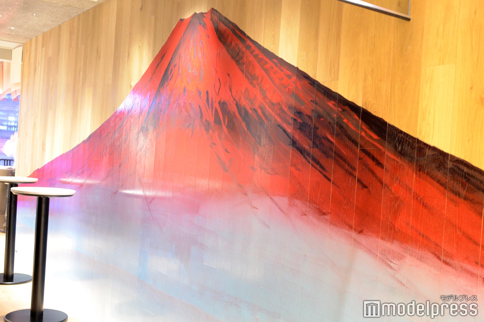「LOBBY」裏には赤富士のウォールアートが（C）モデルプレス
