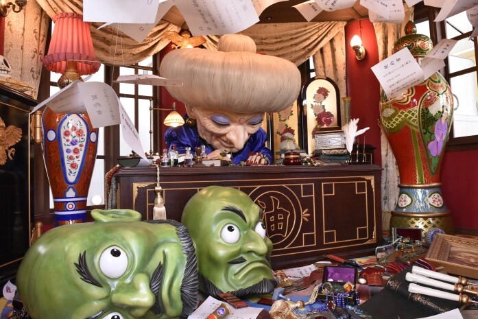 『千と千尋の神隠し』の湯婆婆が仕事に没頭している「にせの館長室」（C）Studio Ghibli