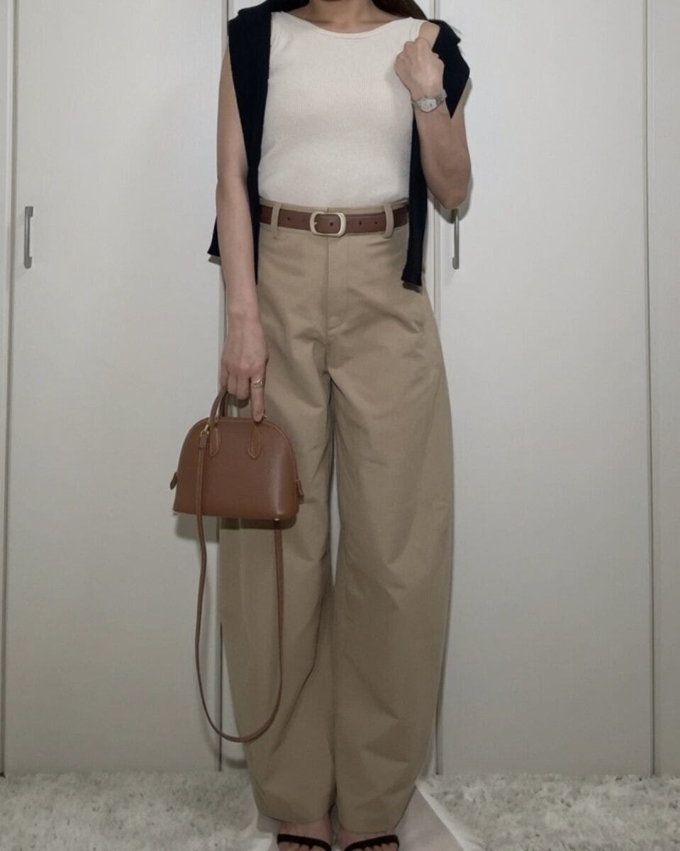ベージュトップスとパンツにネイビーのカーディガンを肩掛けしたOKコーデ