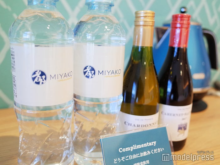 お酒好きの女子にうれしいミニワインボトル付き(C)ビューティーガール