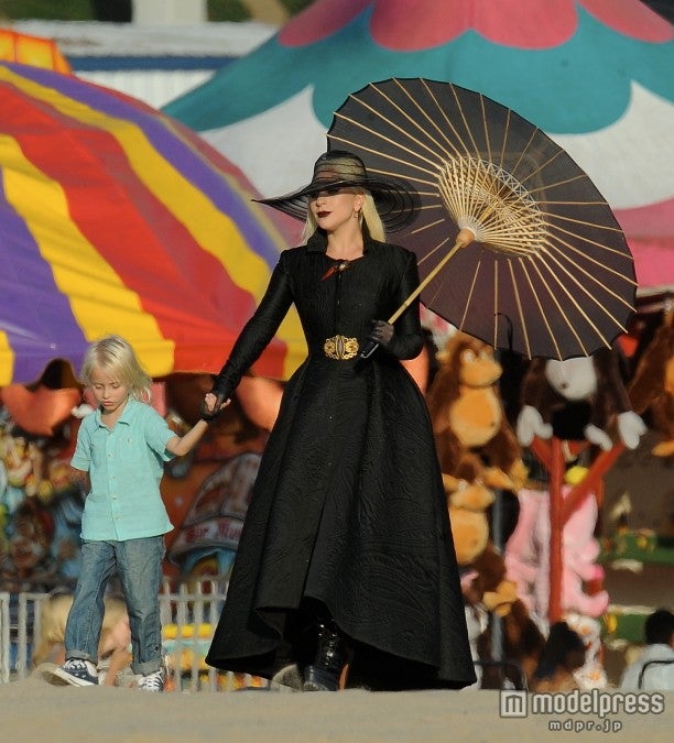 レディー・ガガ、黒装束でドラマ撮影