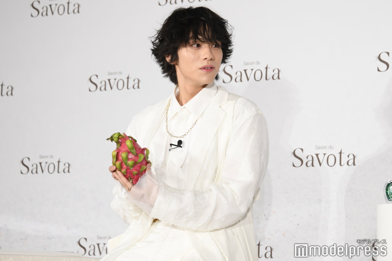 山之内すずが持つ食用サボテンを眺める山下幸輝（C）モデルプレス