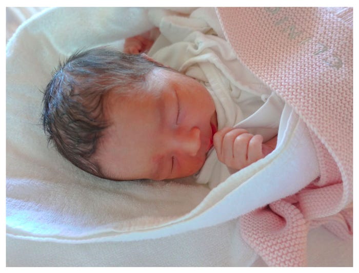 生後2日目の長女/尾崎紗代子オフィシャルブログ(Ameba)より