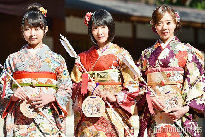 左から:伊藤万理華、生駒里奈、川村真洋(C)モデルプレス