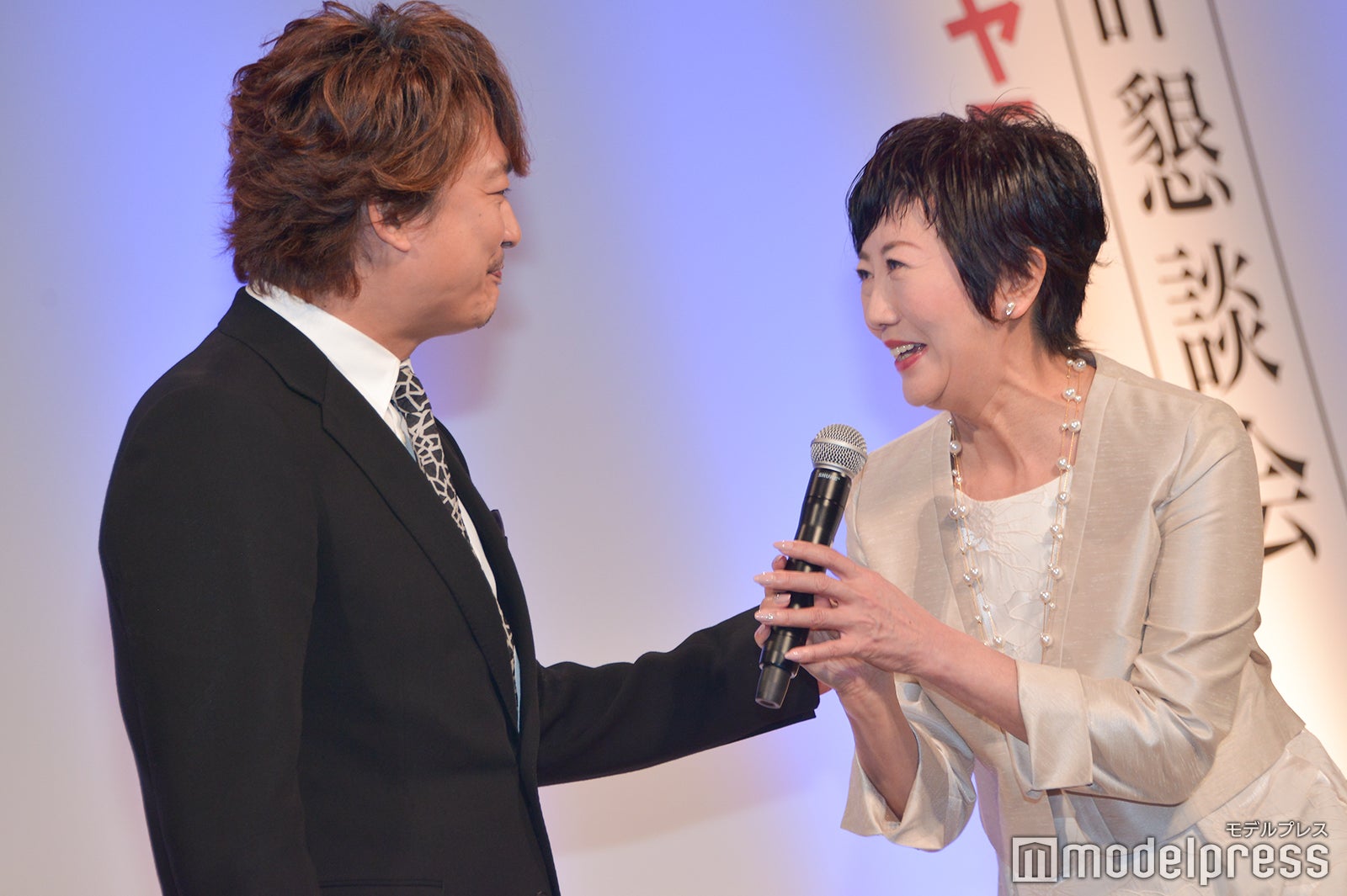 「小宮さんお久しぶりですね～」と交わす香取 （C）モデルプレス