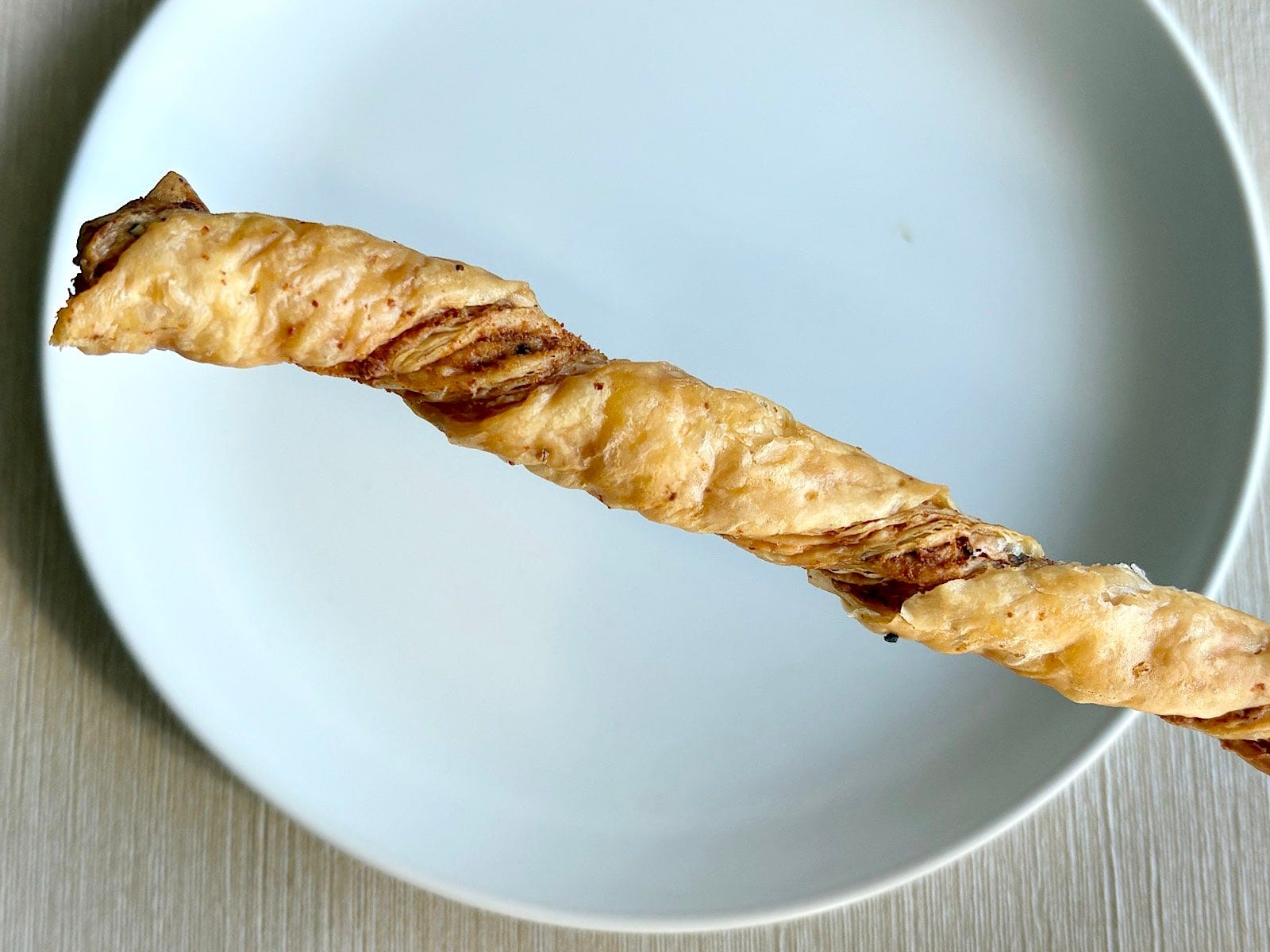 パイの長さが特徴的なスティックタイプ。濃厚なチーズの味わいとサクサク感が◎ 