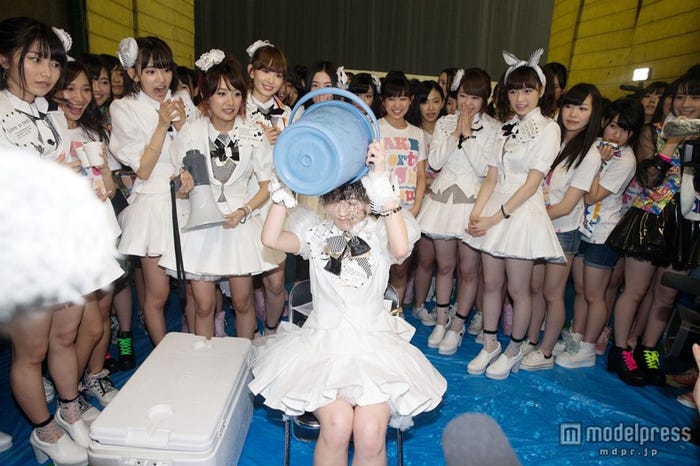 渡辺麻友も自ら“氷水”かぶってびしょ濡れに