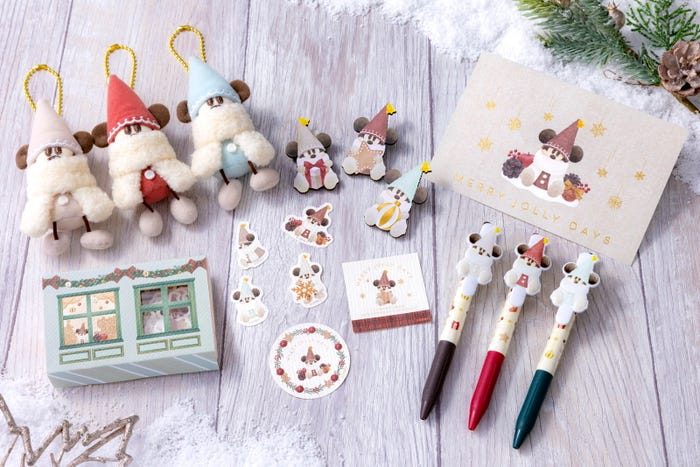 ぬいぐるみチャームセット3,700円、シールセット1,000円、デコレーションマグネットセット2,400円、ポストカード300円、ボールペン〈サラサ〉セット1,600円(C)Disney
