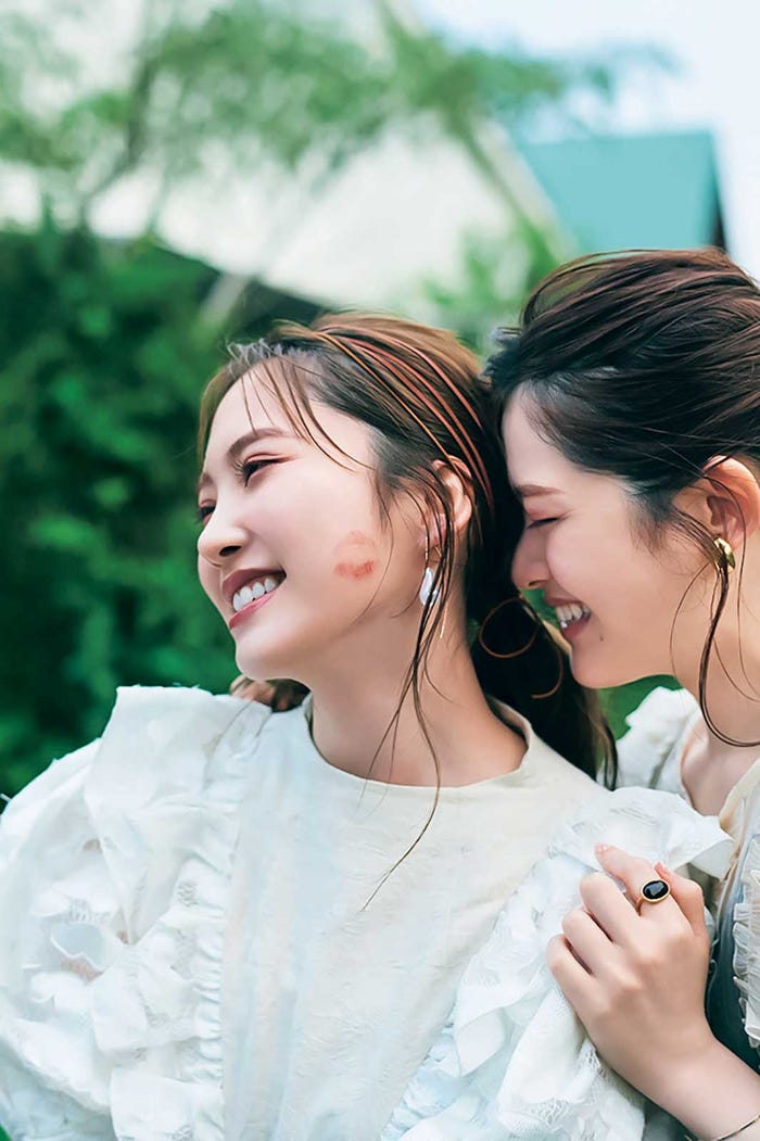 加藤史帆、松村沙友理(画像提供:小学館)