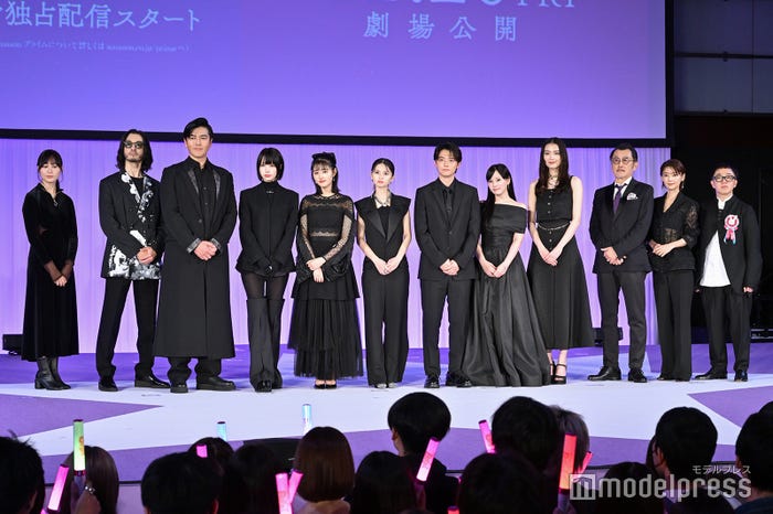 (左から)松本花奈監督、金子ノブアキ、要潤、あの、原菜乃華、齋藤飛鳥、櫻井海音、齊藤なぎさ、茅島みずき、吉田鋼太郎、倉科カナ、スミス監督(C)モデルプレス